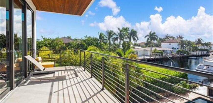 Warm and Modern House with Incomparable Luxuries