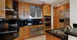 Elegante Condominio Renovado está Disponible