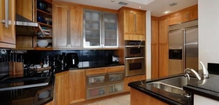 Elegante Condominio Renovado está Disponible