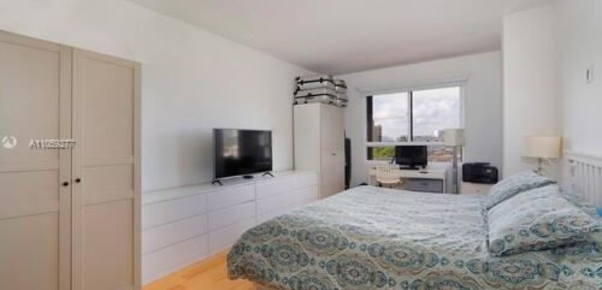 Elegante Condominio Renovado está Disponible