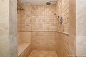 Elegante Condominio Renovado está Disponible