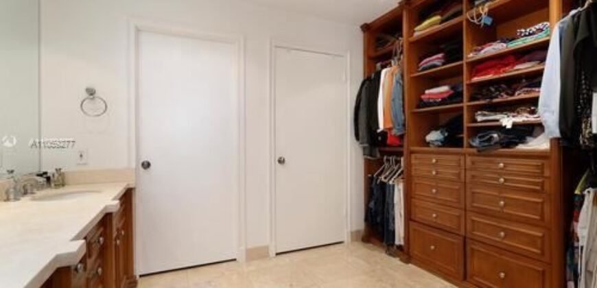 Elegante Condominio Renovado está Disponible