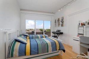 Elegante Condominio Renovado está Disponible