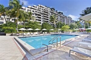 Elegante Condominio Renovado está Disponible