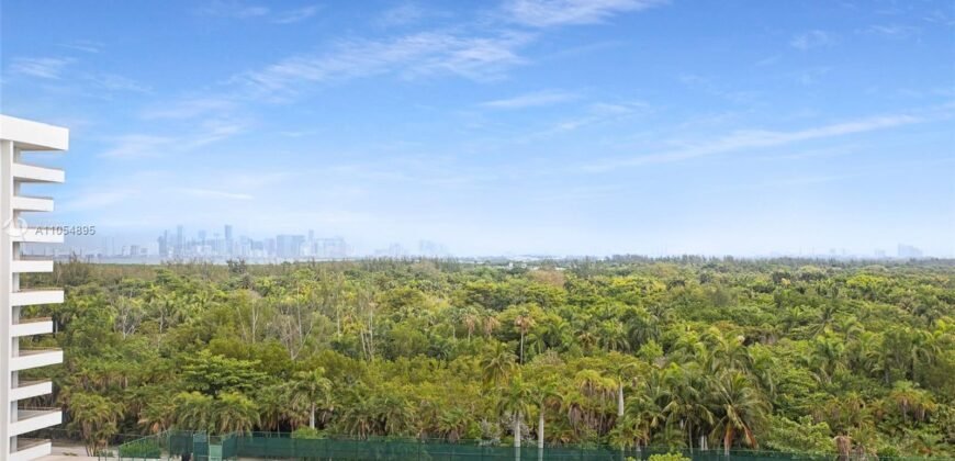 Condominio Rara vez Disponible con Todo lo Mejor que Key Biscayne tiene para Ofrecer.
