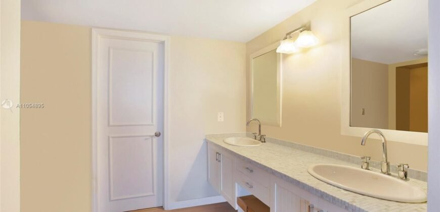 Condominio Rara vez Disponible con Todo lo Mejor que Key Biscayne tiene para Ofrecer.