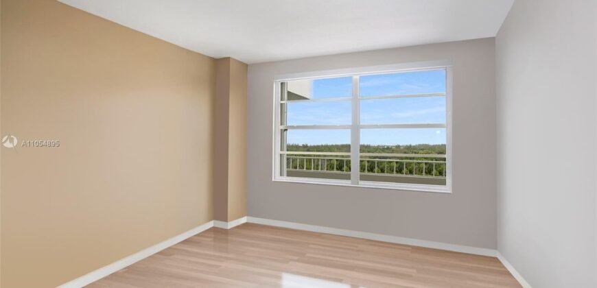 Condominio Rara vez Disponible con Todo lo Mejor que Key Biscayne tiene para Ofrecer.