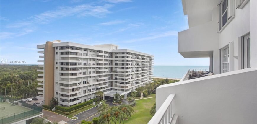 Condominio Rara vez Disponible con Todo lo Mejor que Key Biscayne tiene para Ofrecer.