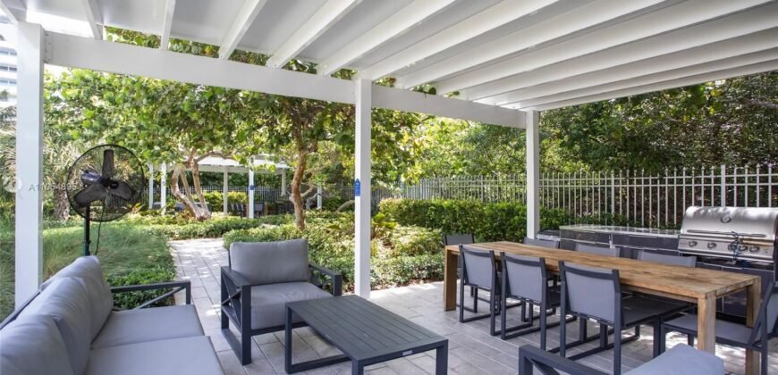 Condominio Rara vez Disponible con Todo lo Mejor que Key Biscayne tiene para Ofrecer.