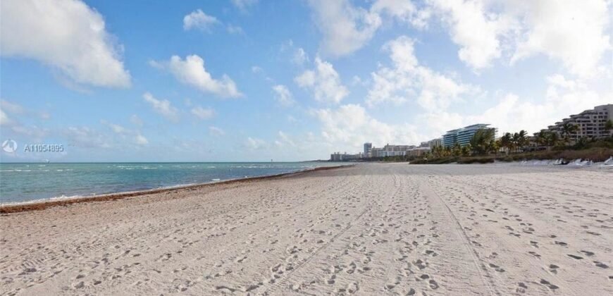 Condominio Rara vez Disponible con Todo lo Mejor que Key Biscayne tiene para Ofrecer.