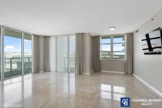 Condominio de Lujo en Esquina con Paredes de Vidrio