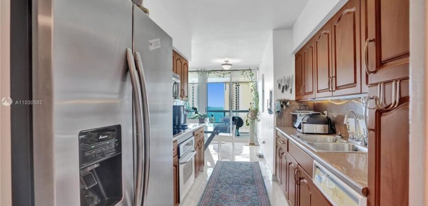 Hermoso Condominio de 2 Habitaciones con una Amplia Sala de estar.