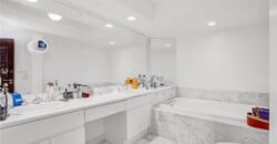 Hermoso Condominio de 2 Habitaciones con una Amplia Sala de estar.
