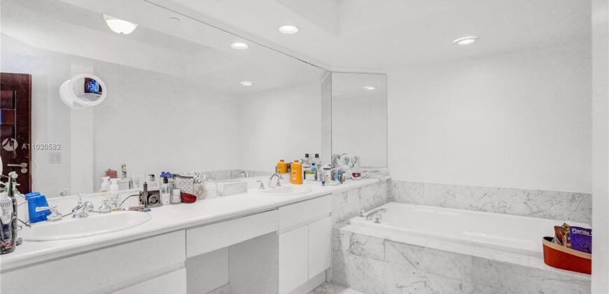Hermoso Condominio de 2 Habitaciones con una Amplia Sala de estar.