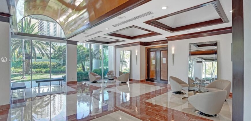 Hermoso Condominio de 2 Habitaciones con una Amplia Sala de estar.