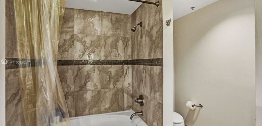 Condominio en el Primer Piso Completamente Remodelado