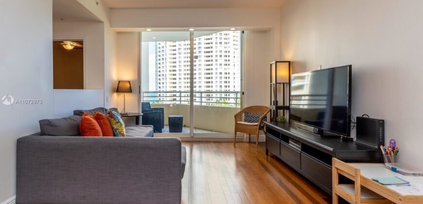 Viva en la exclusiva isla privada de Brickell Key.
