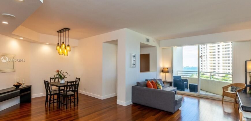 Viva en la exclusiva isla privada de Brickell Key.
