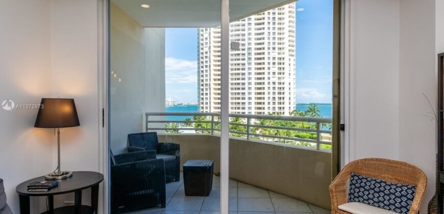Viva en la exclusiva isla privada de Brickell Key.