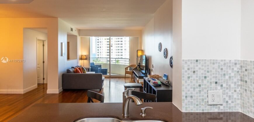 Viva en la exclusiva isla privada de Brickell Key.