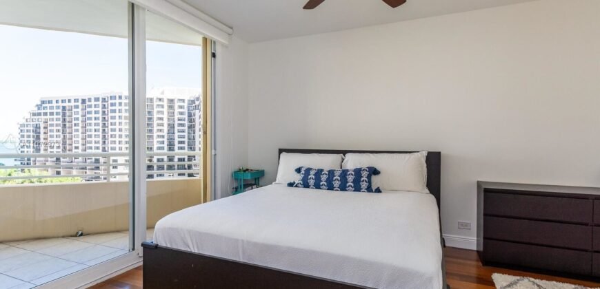 Viva en la exclusiva isla privada de Brickell Key.