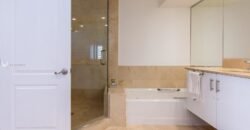 Viva en la exclusiva isla privada de Brickell Key.