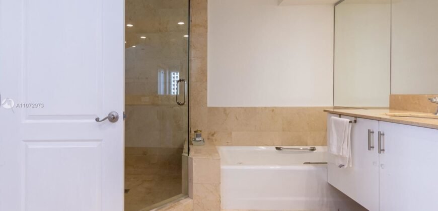 Viva en la exclusiva isla privada de Brickell Key.