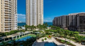 Viva en la exclusiva isla privada de Brickell Key.