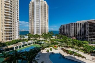 Viva en la exclusiva isla privada de Brickell Key.