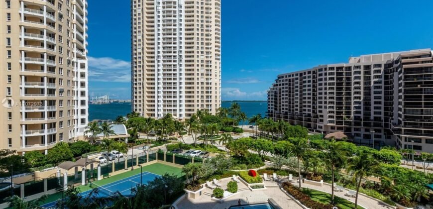 Viva en la exclusiva isla privada de Brickell Key.