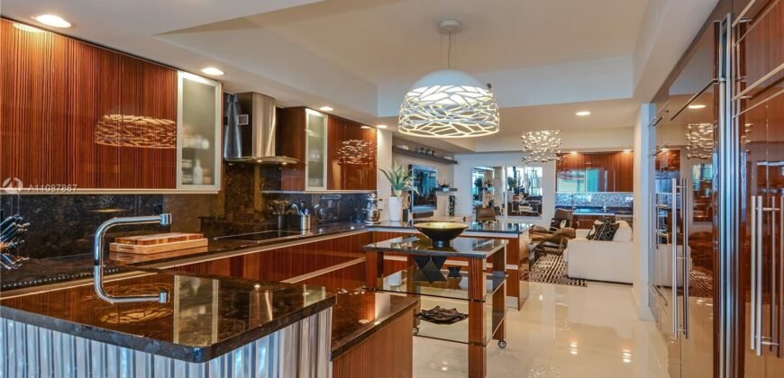 ¡Millones de $ gastados en esta residencia de súper lujo en Trump Hollywood!