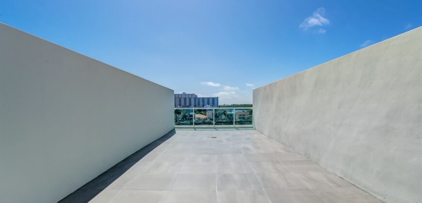 Pristine Sunny Isles Condo con una Vista Espectacular
