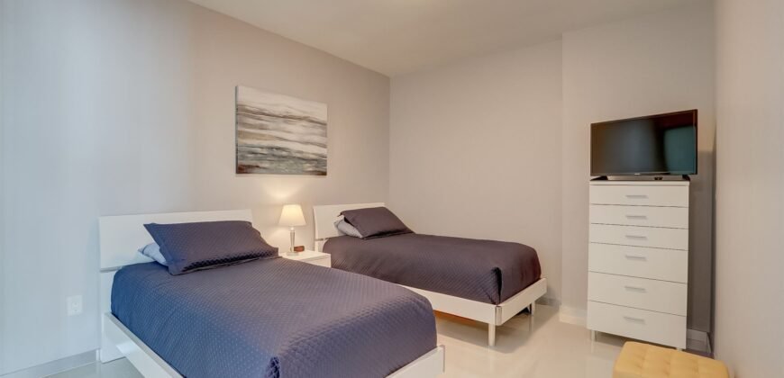 Pristine Sunny Isles Condo con una Vista Espectacular