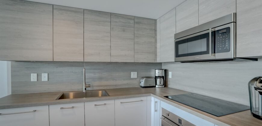 Pristine Sunny Isles Condo con una Vista Espectacular