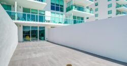 Pristine Sunny Isles Condo con una Vista Espectacular