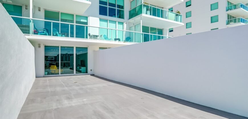 Pristine Sunny Isles Condo con una Vista Espectacular