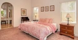Hermosa Casa Adosada de 2 pisos en un Gran Lote en Esquina