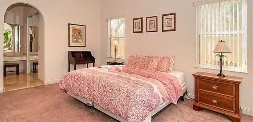 Hermosa Casa Adosada de 2 pisos en un Gran Lote en Esquina